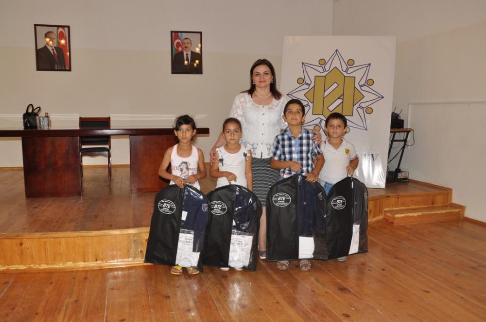 Heydər Əliyev Fondunun təşəbbüsü ilə aztəminatlı ailələrin uşaqlarına məktəbli formaları təqdim olunub (FOTO)