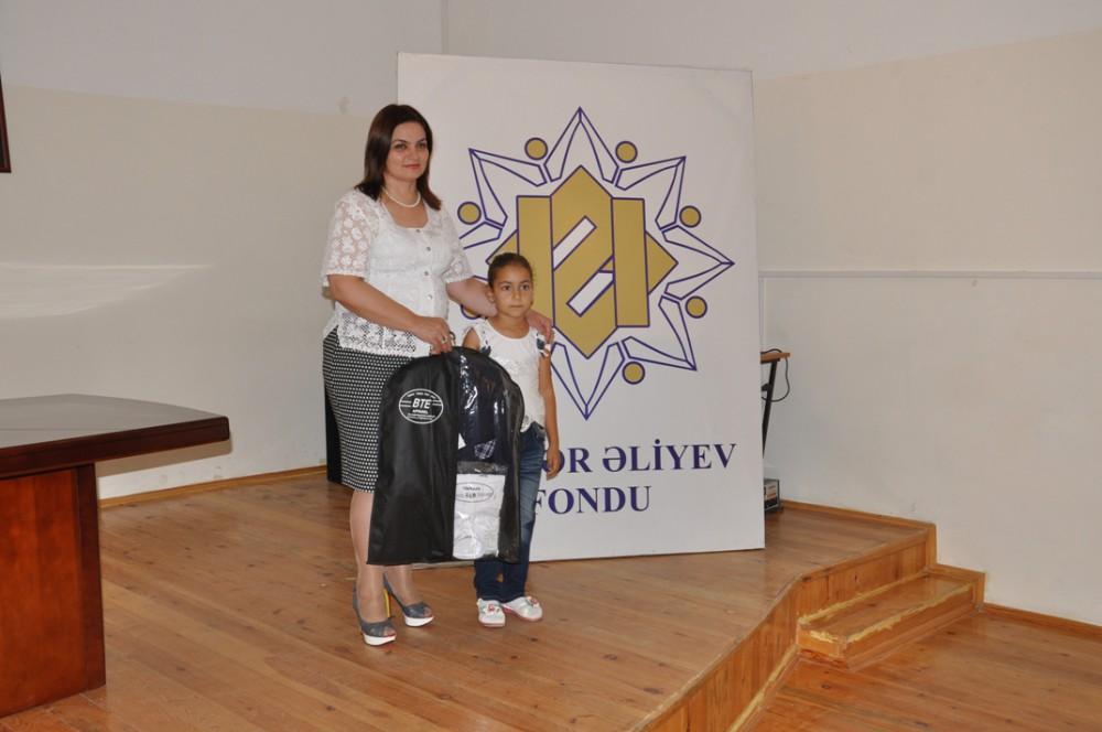 Heydər Əliyev Fondunun təşəbbüsü ilə aztəminatlı ailələrin uşaqlarına məktəbli formaları təqdim olunub (FOTO)