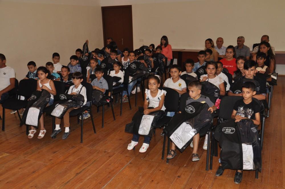 Heydər Əliyev Fondunun təşəbbüsü ilə aztəminatlı ailələrin uşaqlarına məktəbli formaları təqdim olunub (FOTO)