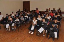 Heydər Əliyev Fondunun təşəbbüsü ilə aztəminatlı ailələrin uşaqlarına məktəbli formaları təqdim olunub (FOTO)