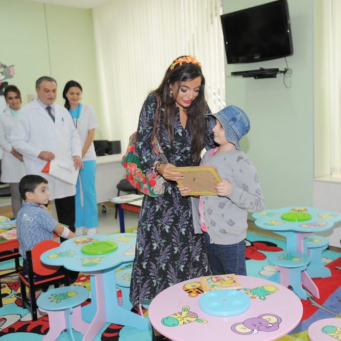 Heydər Əliyev Fondunun vitse-prezidenti Leyla Əliyeva Milli Onkologiya Mərkəzinin Uşaq Klinikasında olub (FOTO)