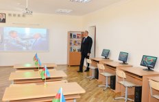 Prezident İlham Əliyev Bakıdakı 261 nömrəli məktəb-liseydə əsaslı təmirdən sonra görülən işlərlə tanış olub  (YENİLƏNİB) (FOTO)