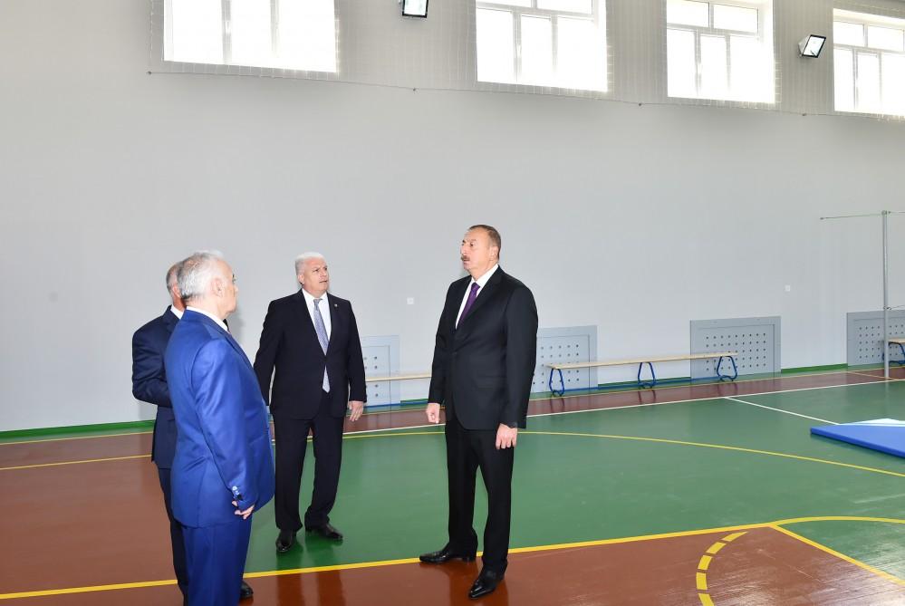 Prezident İlham Əliyev Bakıdakı 261 nömrəli məktəb-liseydə əsaslı təmirdən sonra görülən işlərlə tanış olub  (YENİLƏNİB) (FOTO)