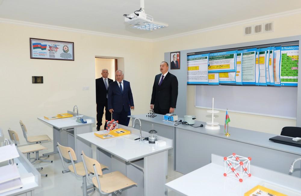 Prezident İlham Əliyev Bakıdakı 261 nömrəli məktəb-liseydə əsaslı təmirdən sonra görülən işlərlə tanış olub  (YENİLƏNİB) (FOTO)