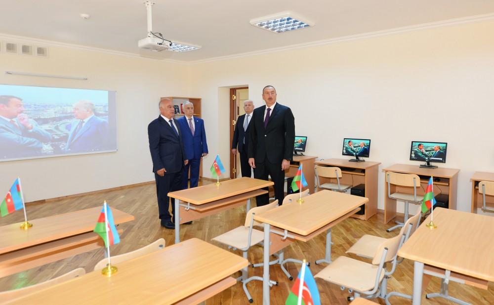 Prezident İlham Əliyev Bakıdakı 261 nömrəli məktəb-liseydə əsaslı təmirdən sonra görülən işlərlə tanış olub  (YENİLƏNİB) (FOTO)