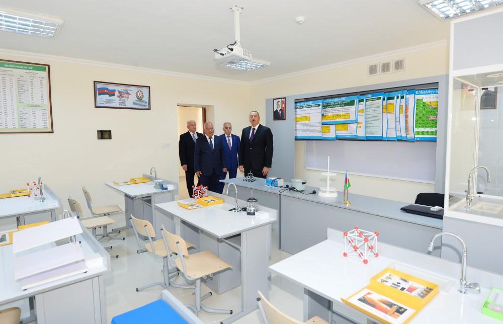Prezident İlham Əliyev Bakıdakı 261 nömrəli məktəb-liseydə əsaslı təmirdən sonra görülən işlərlə tanış olub  (YENİLƏNİB) (FOTO)