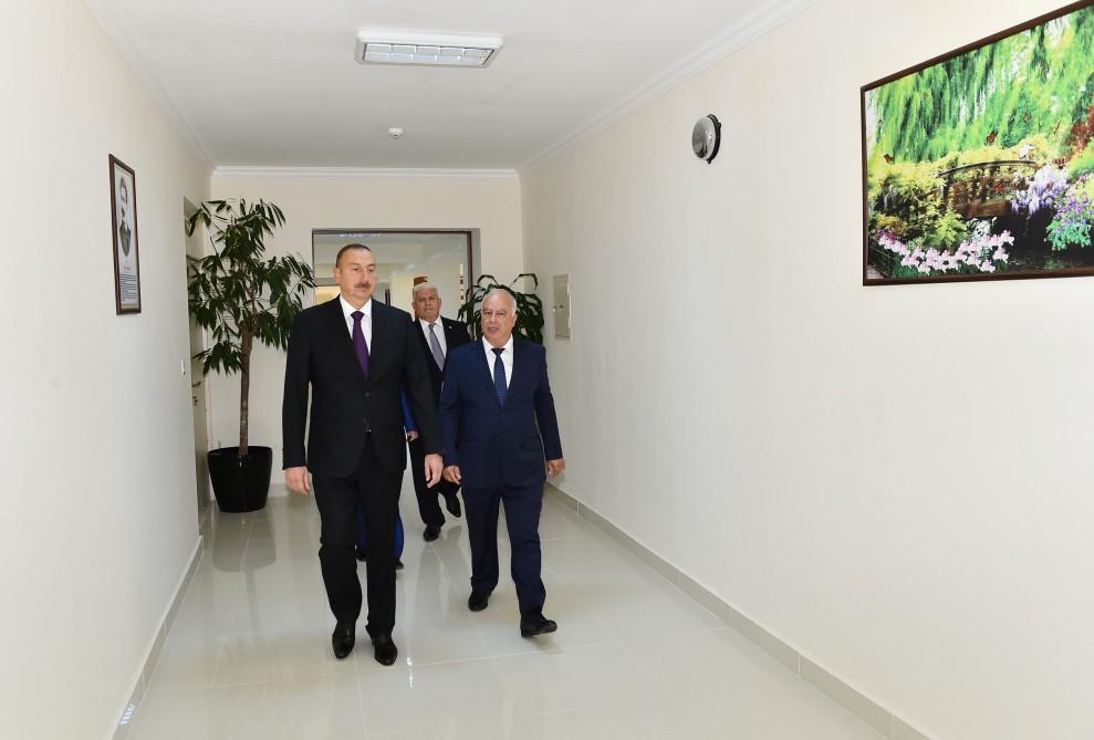 Prezident İlham Əliyev Bakıdakı 261 nömrəli məktəb-liseydə əsaslı təmirdən sonra görülən işlərlə tanış olub  (YENİLƏNİB) (FOTO)
