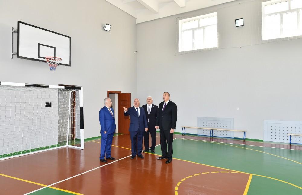 Prezident İlham Əliyev Bakıdakı 261 nömrəli məktəb-liseydə əsaslı təmirdən sonra görülən işlərlə tanış olub  (YENİLƏNİB) (FOTO)