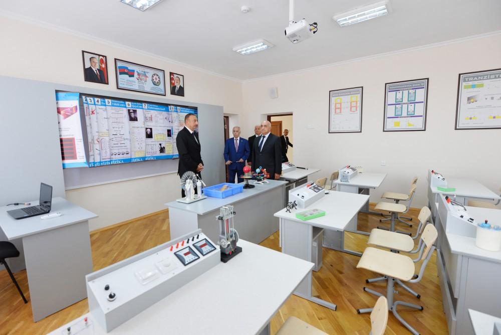 Prezident İlham Əliyev Xətai rayonundakı 58 nömrəli məktəbdə tikilən əlavə sinif otaqlarında yaradılan şəraitlə tanış olub (YENİLƏNİB) (FOTO)