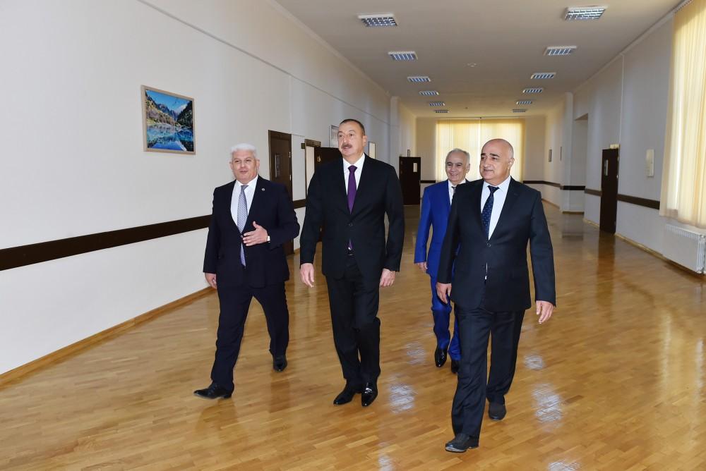 Prezident İlham Əliyev Xətai rayonundakı 58 nömrəli məktəbdə tikilən əlavə sinif otaqlarında yaradılan şəraitlə tanış olub (YENİLƏNİB) (FOTO)