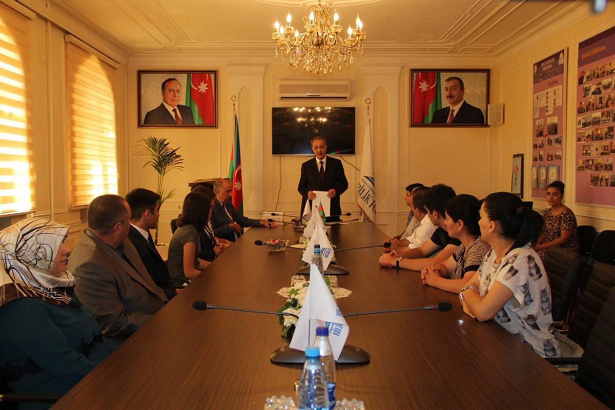 700 bal toplayan abituriyentlər Bilik Fondunda olublar (FOTO)