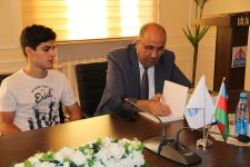 700 bal toplayan abituriyentlər Bilik Fondunda olublar (FOTO)