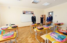 Prezident İlham Əliyev 32 nömrəli tam orta məktəbin yeni tədris korpusunda yaradılan şəraitlə tanış olub (YENİLƏNİB) (FOTO)