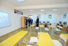 Prezident İlham Əliyev 32 nömrəli tam orta məktəbin yeni tədris korpusunda yaradılan şəraitlə tanış olub (YENİLƏNİB) (FOTO)