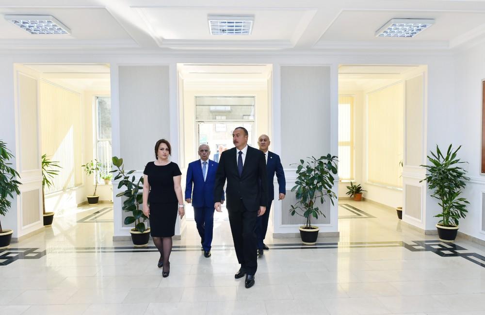 Prezident İlham Əliyev 32 nömrəli tam orta məktəbin yeni tədris korpusunda yaradılan şəraitlə tanış olub (YENİLƏNİB) (FOTO)