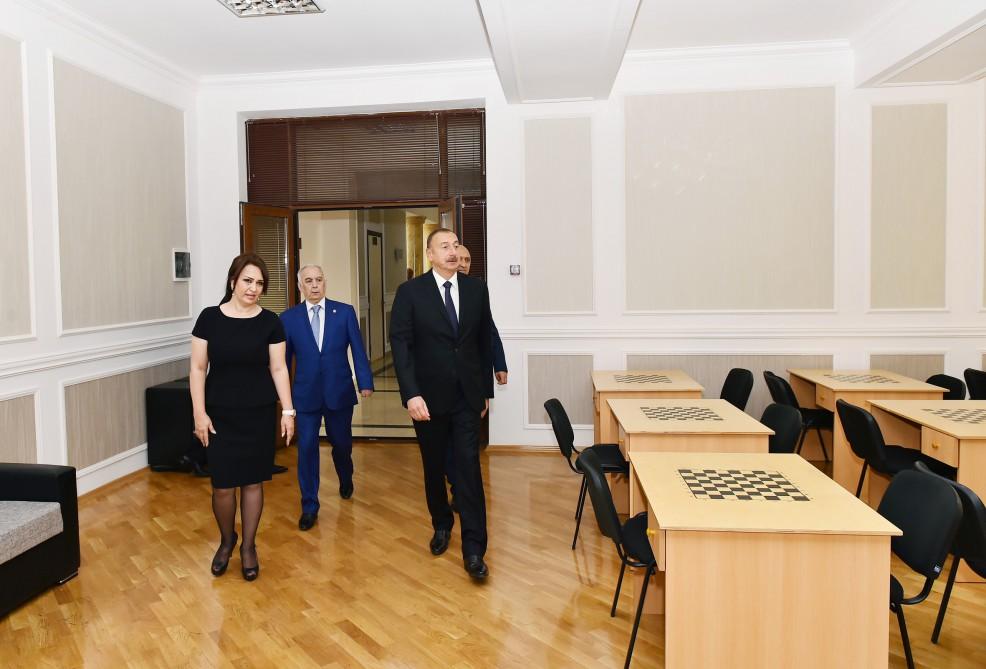 Prezident İlham Əliyev 32 nömrəli tam orta məktəbin yeni tədris korpusunda yaradılan şəraitlə tanış olub (YENİLƏNİB) (FOTO)
