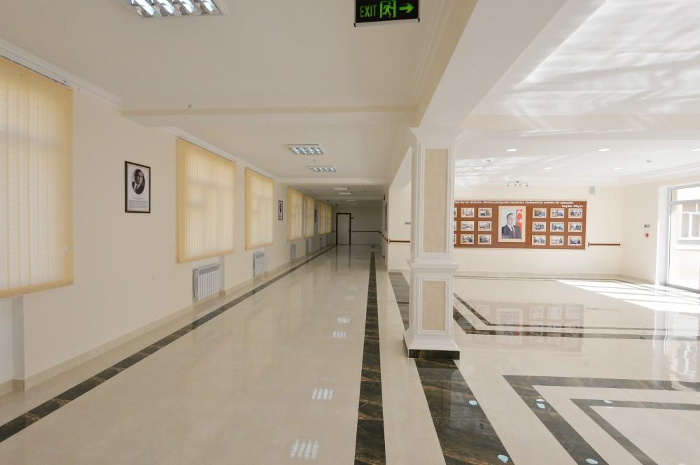 Prezident İlham Əliyev 32 nömrəli tam orta məktəbin yeni tədris korpusunda yaradılan şəraitlə tanış olub (YENİLƏNİB) (FOTO)
