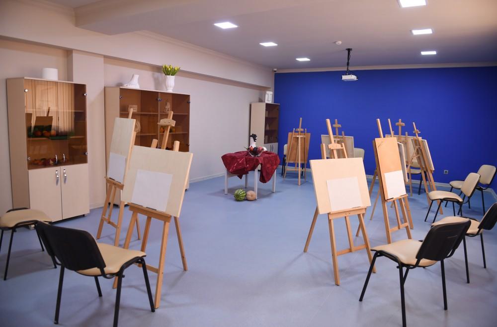İlham Əliyev 9 nömrəli Bakı Peşə Liseyinin IT STEP akademiyasında yaradılan şəraitlə tanış olub (YENİLƏNİB) (FOTO)