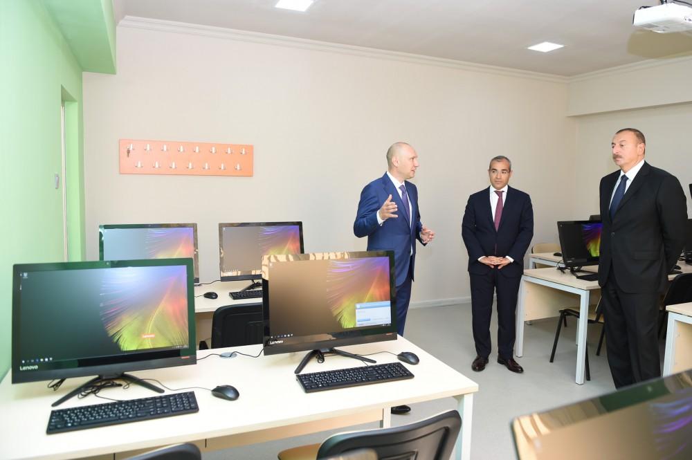 İlham Əliyev 9 nömrəli Bakı Peşə Liseyinin IT STEP akademiyasında yaradılan şəraitlə tanış olub (YENİLƏNİB) (FOTO)
