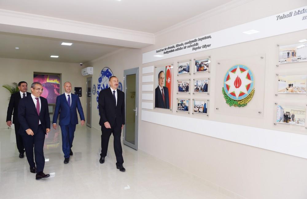 İlham Əliyev 9 nömrəli Bakı Peşə Liseyinin IT STEP akademiyasında yaradılan şəraitlə tanış olub (YENİLƏNİB) (FOTO)