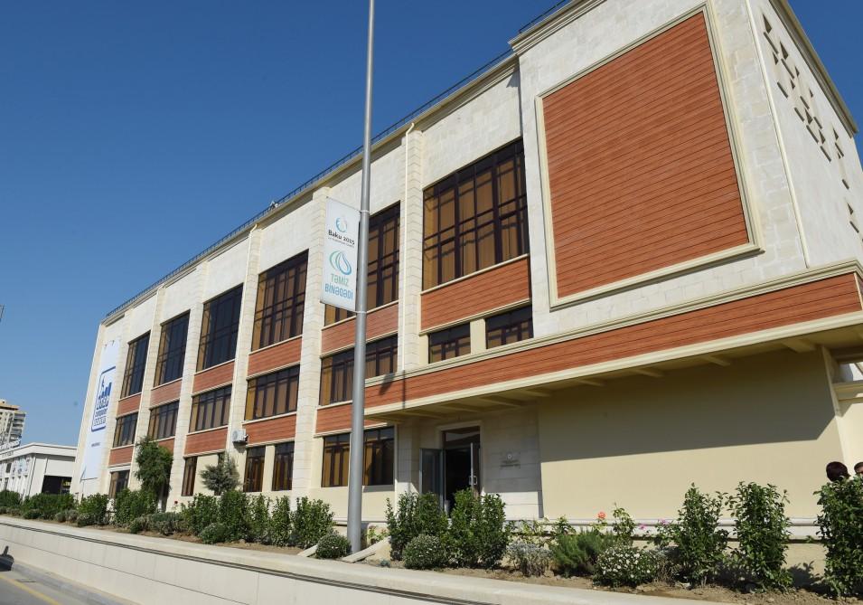 İlham Əliyev 9 nömrəli Bakı Peşə Liseyinin IT STEP akademiyasında yaradılan şəraitlə tanış olub (YENİLƏNİB) (FOTO)