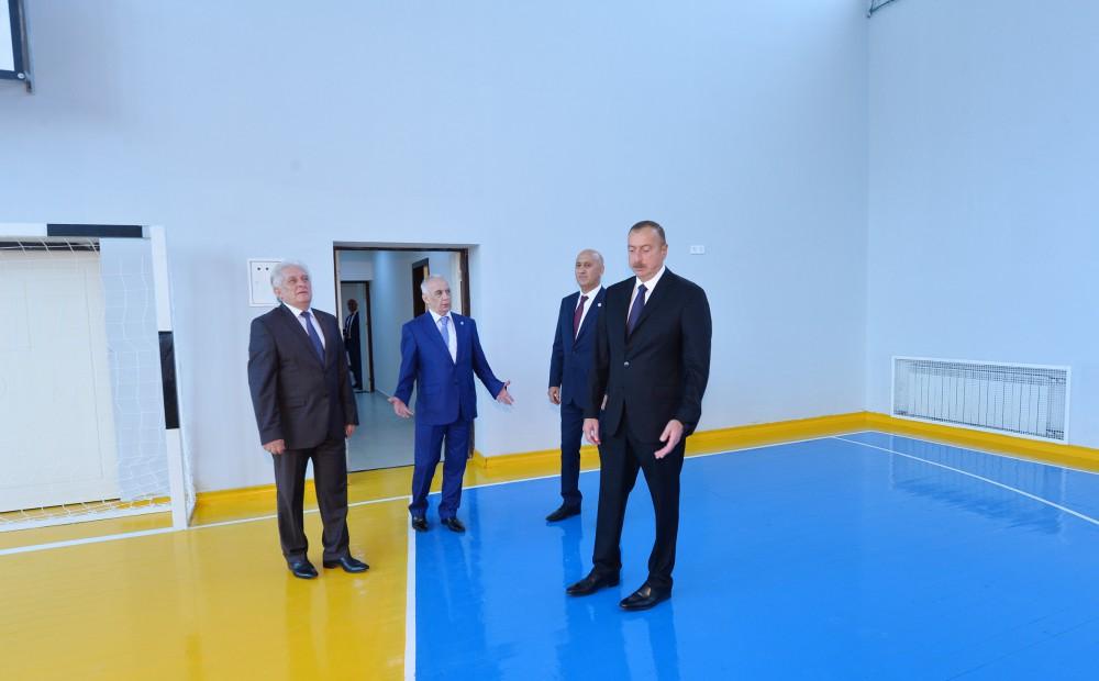Prezident İlham Əliyev Bakıdakı 12 nömrəli orta məktəb üçün tikilmiş yeni tədris korpusunda yaradılan şəraitlə tanış olub (FOTO)