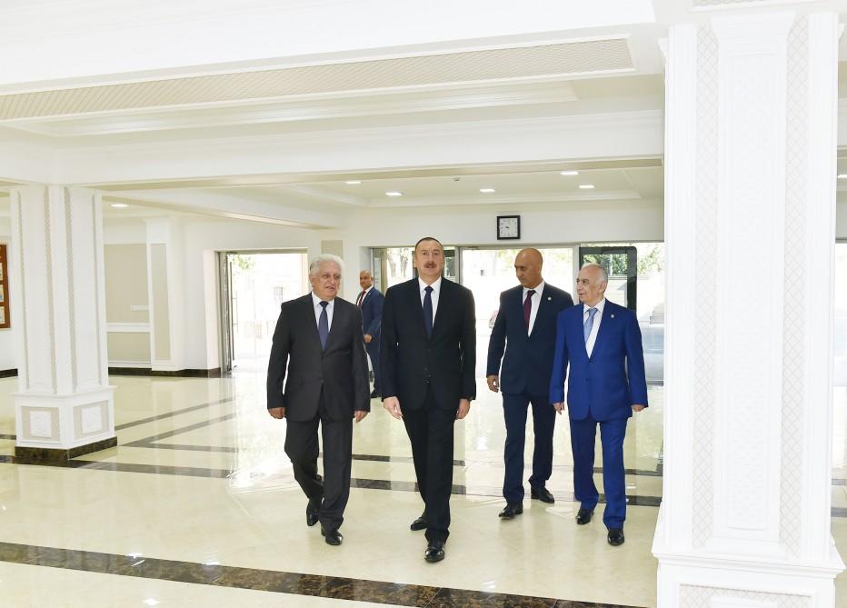 Prezident İlham Əliyev Bakıdakı 12 nömrəli orta məktəb üçün tikilmiş yeni tədris korpusunda yaradılan şəraitlə tanış olub (FOTO)