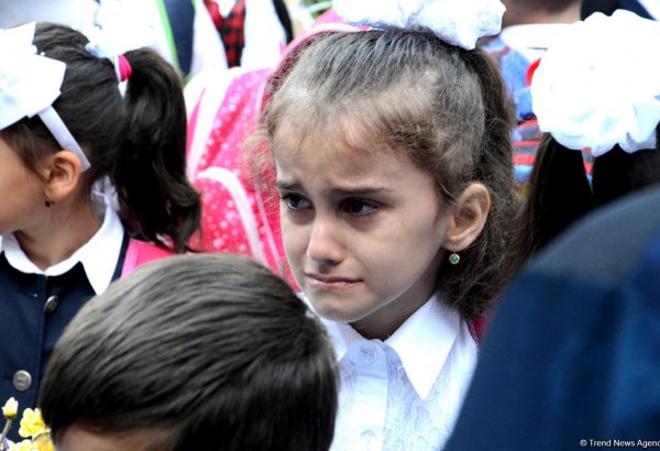 Dərsdə ağlayan birincilər - Səbəbini psixoloq izah edir