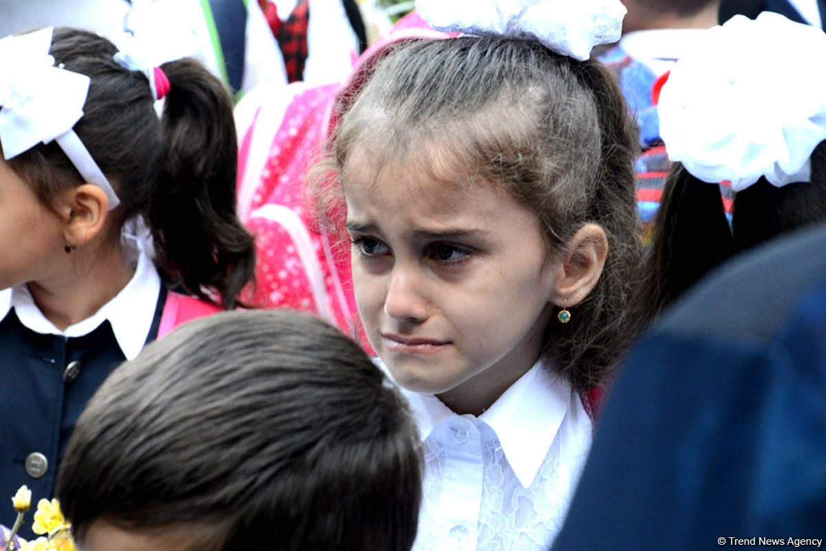 Dərsdə ağlayan birincilər - Səbəbini psixoloq izah edir