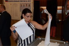 Rusiya vətəndaşları Azərbaycanda səs verirlər (FOTO)