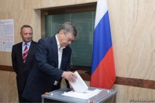 Rusiya vətəndaşları Azərbaycanda səs verirlər (FOTO)