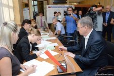 Rusiya vətəndaşları Azərbaycanda səs verirlər (FOTO)