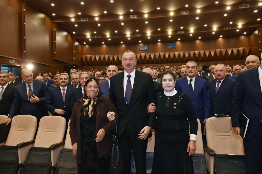 Sabirabadda İlham Əliyevin sədrliyi ilə pambıqçılığın inkişafına dair respublika müşavirəsi keçirilib (YENİLƏNİB) (FOTO)