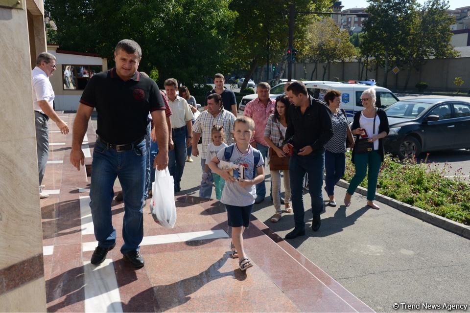 Rusiya vətəndaşları Azərbaycanda səs verirlər (FOTO)