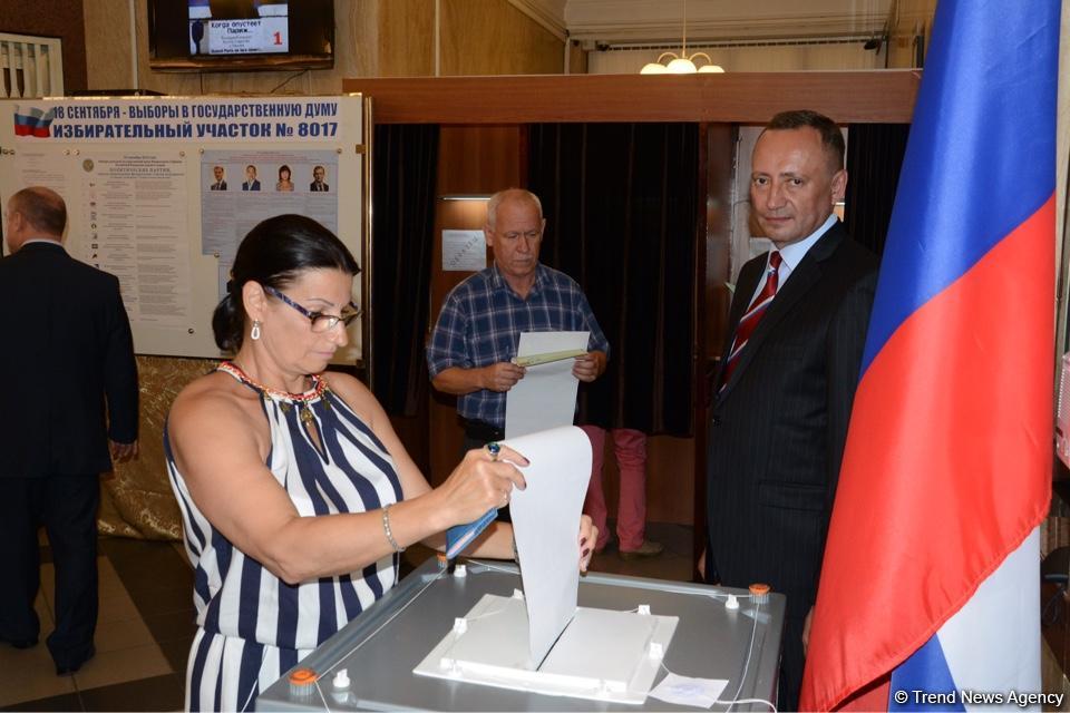 Rusiya vətəndaşları Azərbaycanda səs verirlər (FOTO)