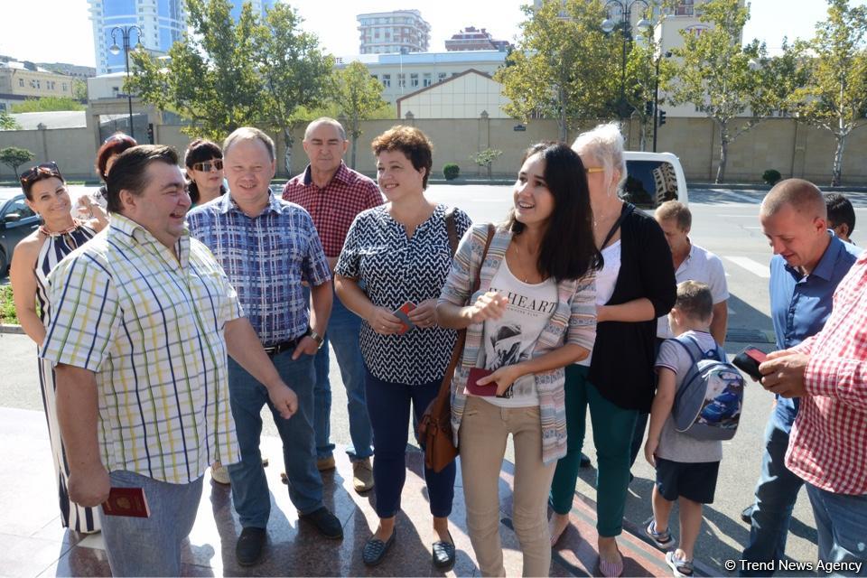 Rusiya vətəndaşları Azərbaycanda səs verirlər (FOTO)