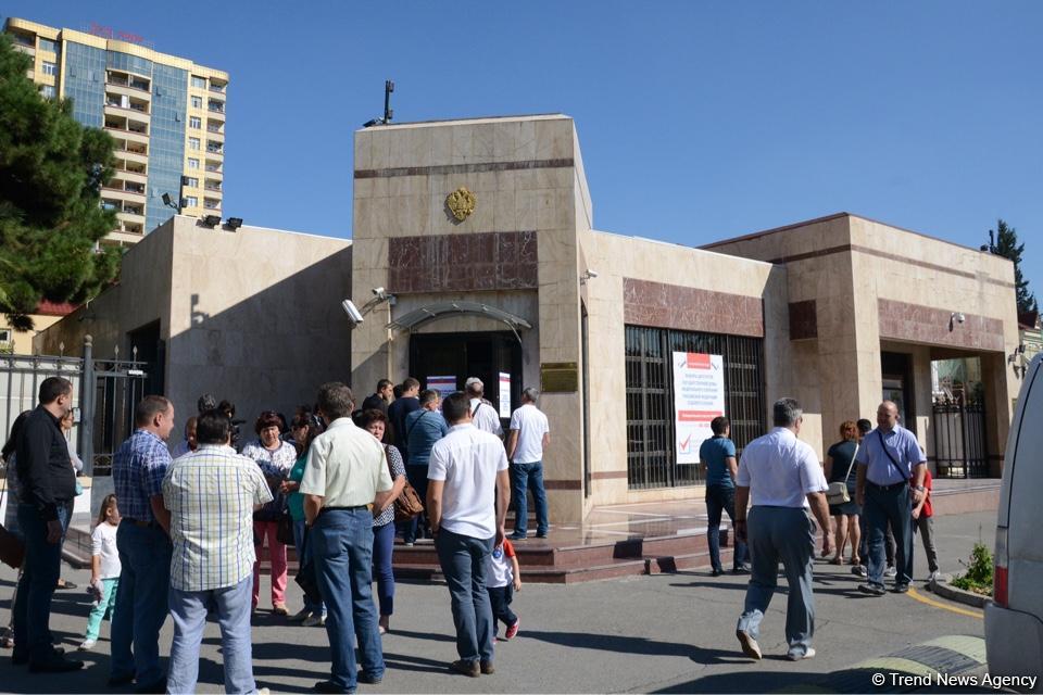 Rusiya vətəndaşları Azərbaycanda səs verirlər (FOTO)