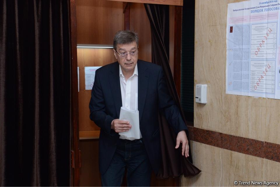 Rusiya vətəndaşları Azərbaycanda səs verirlər (FOTO)