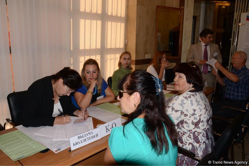 Rusiya vətəndaşları Azərbaycanda səs verirlər (FOTO)