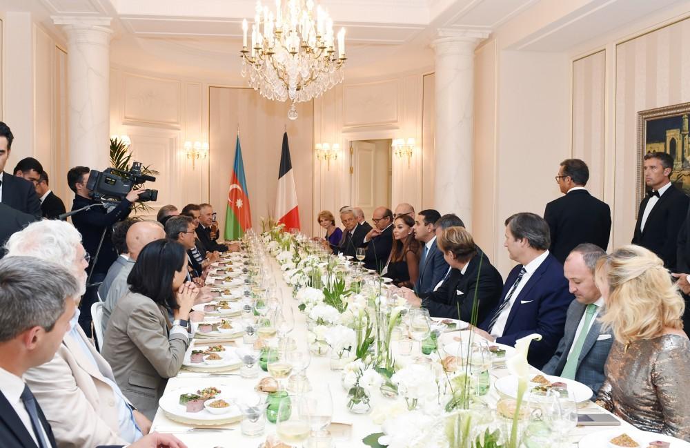 Mehriban Əliyeva Parisdə “Azərbaycan şəhərciyi”nin rəsmi açılışında iştirak edib (FOTO)