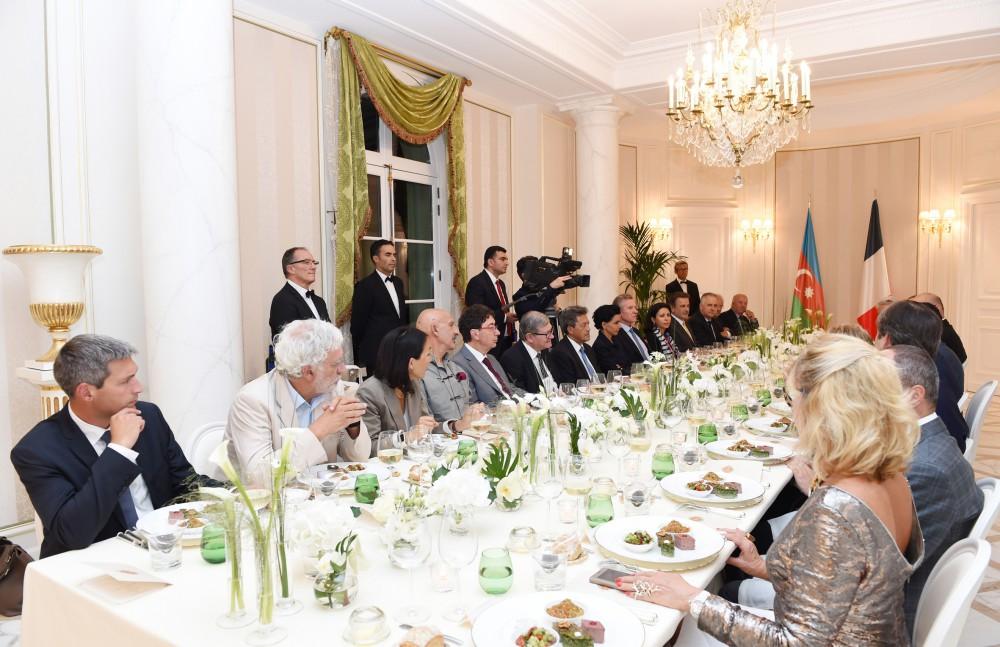 Mehriban Əliyeva Parisdə “Azərbaycan şəhərciyi”nin rəsmi açılışında iştirak edib (FOTO)