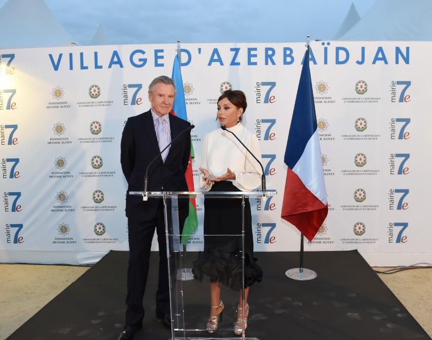 Mehriban Əliyeva Parisdə “Azərbaycan şəhərciyi”nin rəsmi açılışında iştirak edib (FOTO)