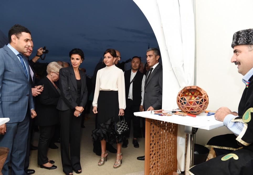 Mehriban Əliyeva Parisdə “Azərbaycan şəhərciyi”nin rəsmi açılışında iştirak edib (FOTO)