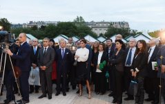 Mehriban Əliyeva Parisdə “Azərbaycan şəhərciyi”nin rəsmi açılışında iştirak edib (FOTO)