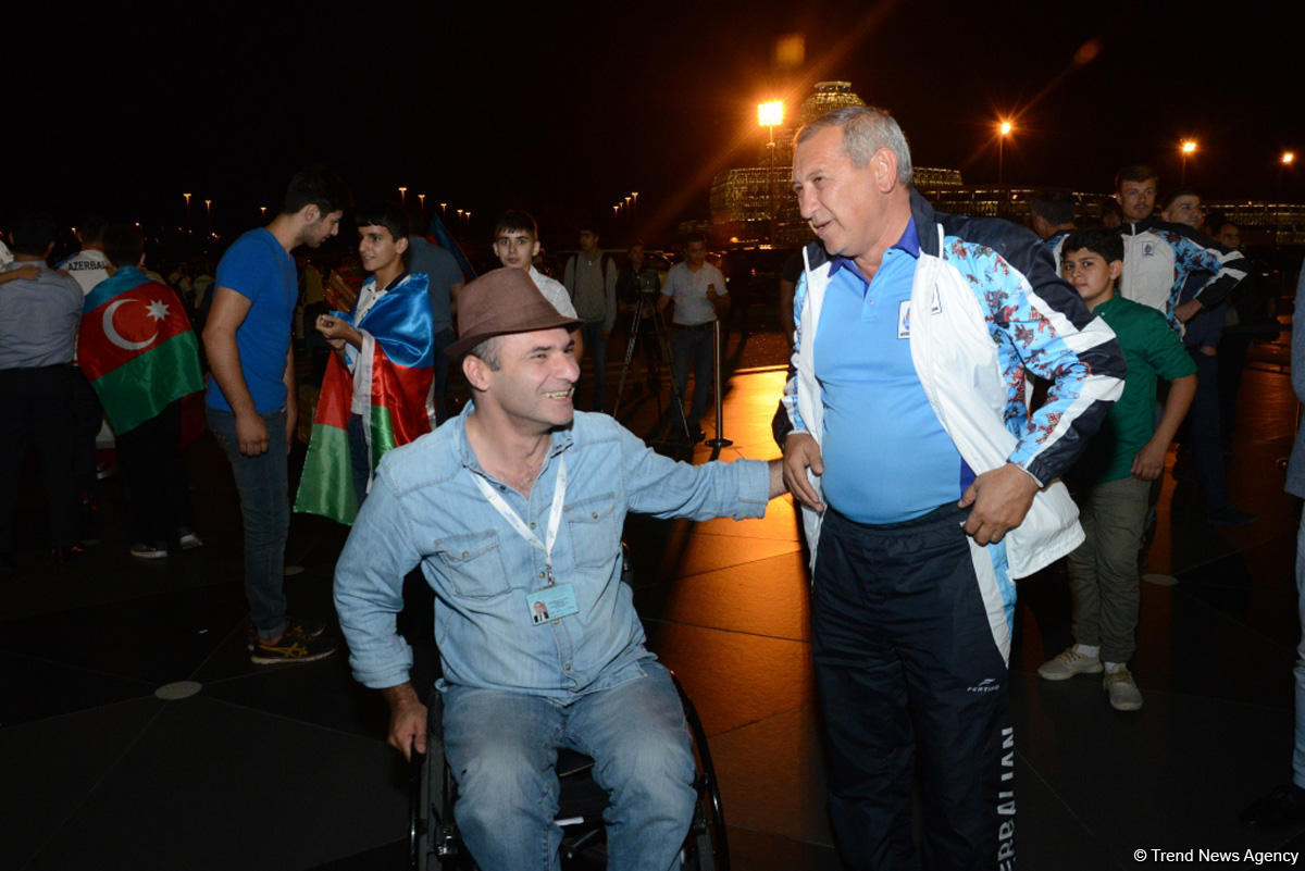 Paralimpiyaçılarımız Vətənə döndülər (FOTO)