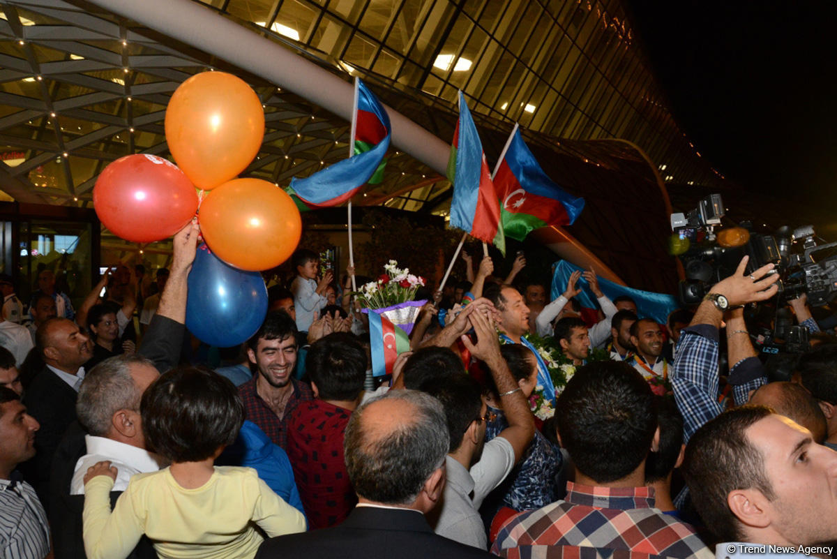 Paralimpiyaçılarımız Vətənə döndülər (FOTO)
