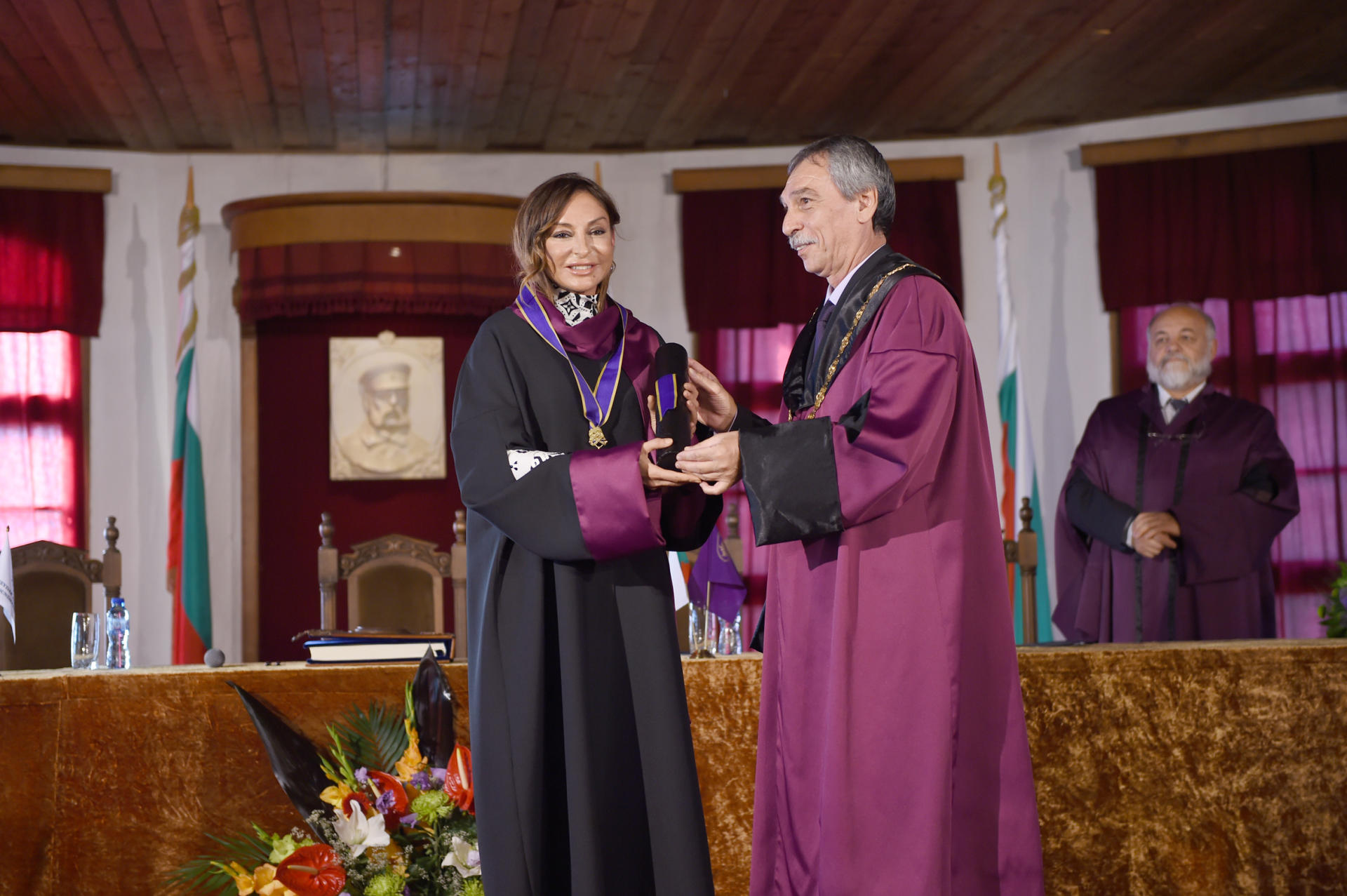 Birinci xanım Mehriban Əliyevaya Veliko Tırnovo şəhərində fəxri vətəndaş və fəxri doktor diplomları təqdim edilib (FOTO)