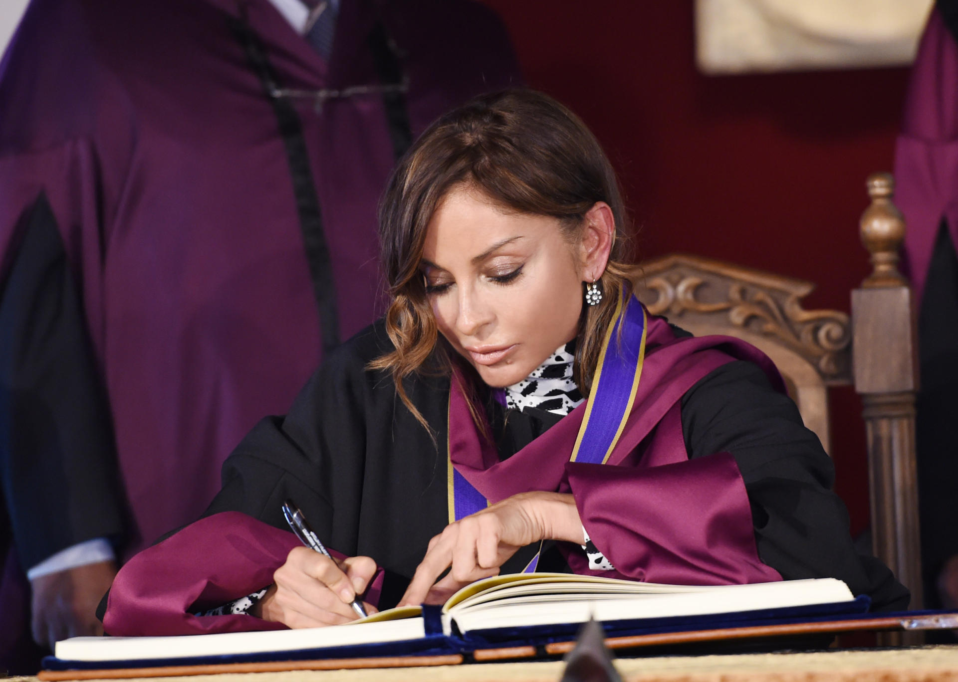 Birinci xanım Mehriban Əliyevaya Veliko Tırnovo şəhərində fəxri vətəndaş və fəxri doktor diplomları təqdim edilib (FOTO)