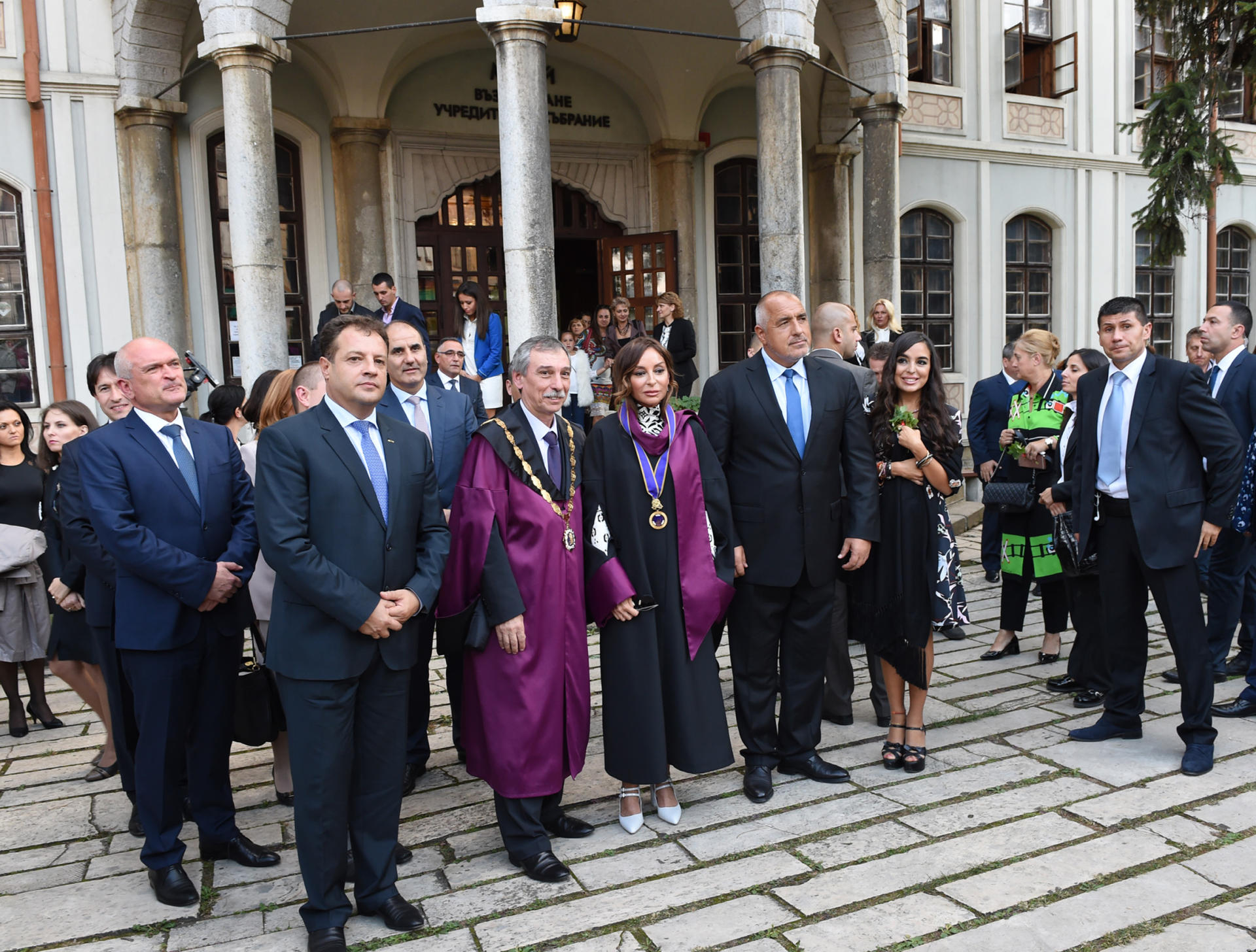 Birinci xanım Mehriban Əliyevaya Veliko Tırnovo şəhərində fəxri vətəndaş və fəxri doktor diplomları təqdim edilib (FOTO)