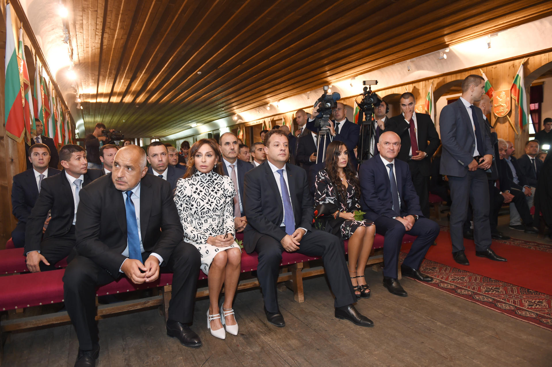 Birinci xanım Mehriban Əliyevaya Veliko Tırnovo şəhərində fəxri vətəndaş və fəxri doktor diplomları təqdim edilib (FOTO)